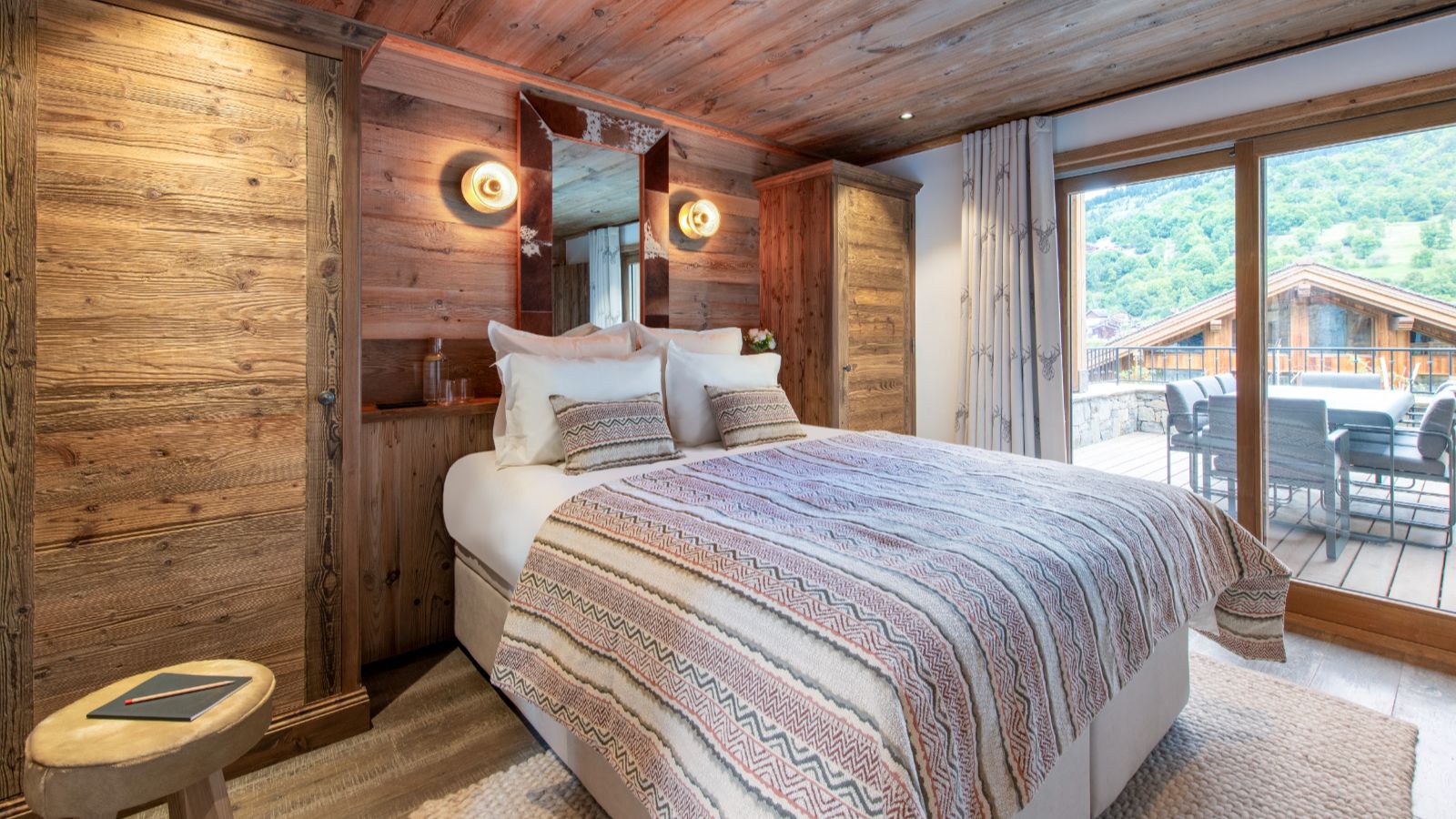 Luxury-Ski-Chalet-Meribl-Chalet-Caribou-Oxford-Ski-Bedroom (12).jpg