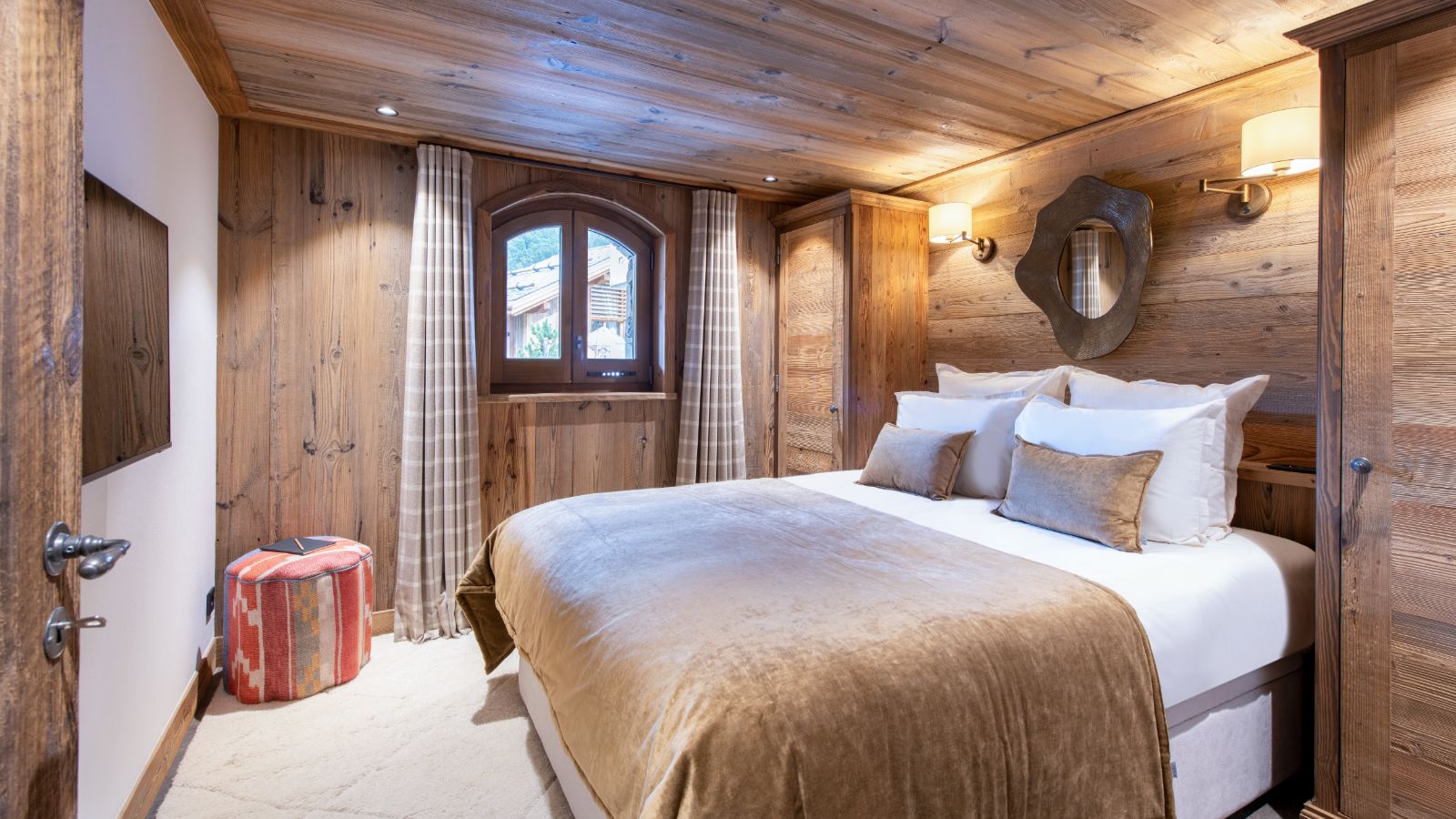 Luxury-Ski-Chalet-Meribl-Chalet-Caribou-Oxford-Ski-Bedroom (18).jpg
