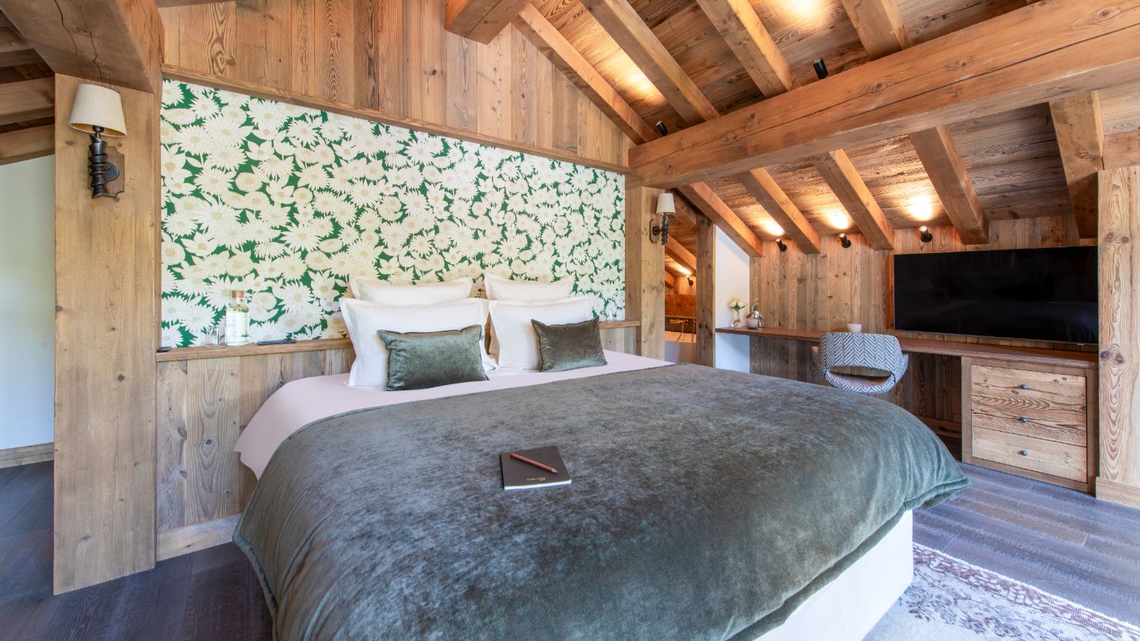 Luxury-Ski-Chalet-Meribl-Chalet-Caribou-Oxford-Ski-Bedroom (20).jpg