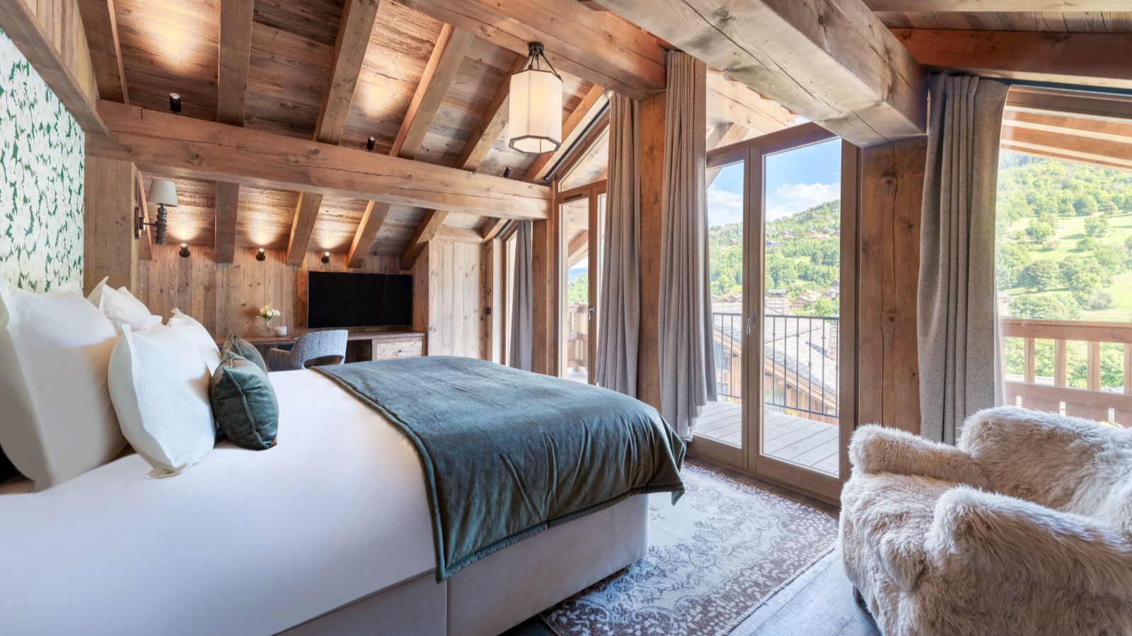 Luxury-Ski-Chalet-Meribl-Chalet-Caribou-Oxford-Ski-Bedroom (31).jpg