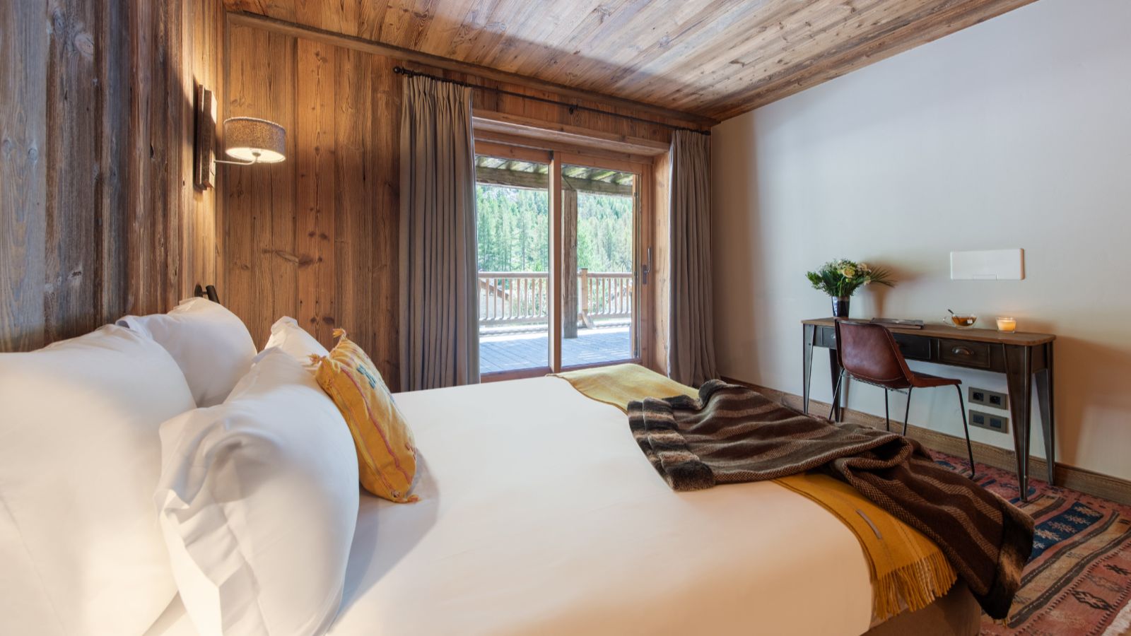 Luxury-Ski-Chalet-Val-D-Isere-Chalet-Lashca-Oxford-Ski-Bedroom (15).jpg