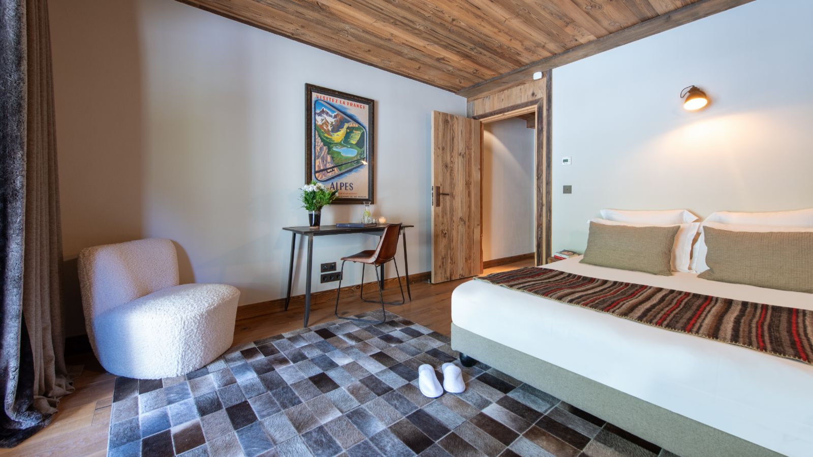 Luxury-Ski-Chalet-Val-D-Isere-Chalet-Lashca-Oxford-Ski-Bedroom (30).jpg