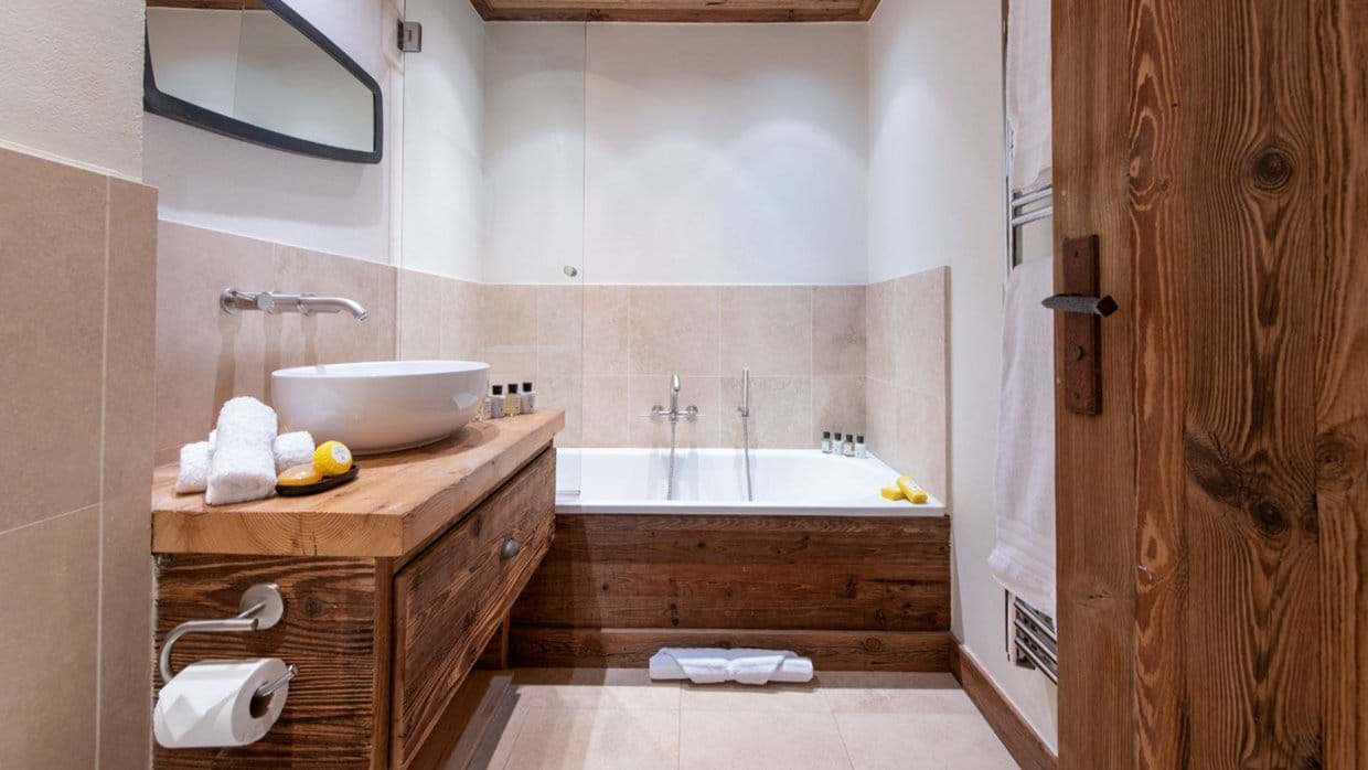 Luxury-Ski-Chalet-Val-D-Isere-Chalet-Lashca-Oxford-Ski-Bathroom2.jpg