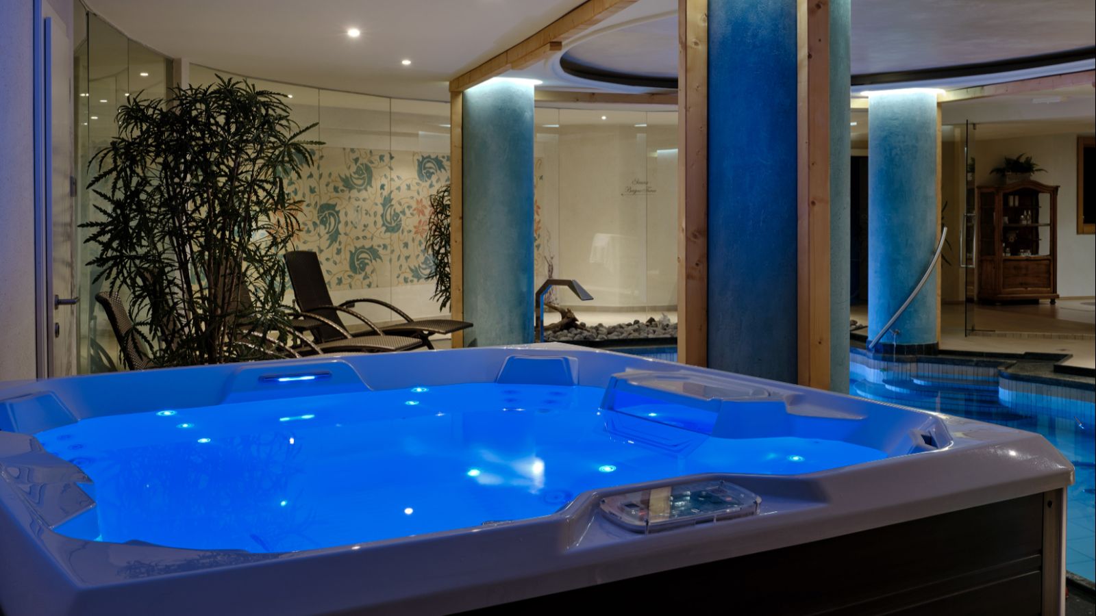 Luxury-Ski-Hotel-Madonna-di-Campiglio-Chalet-Del-Sogno-Hot-Tub.jpg