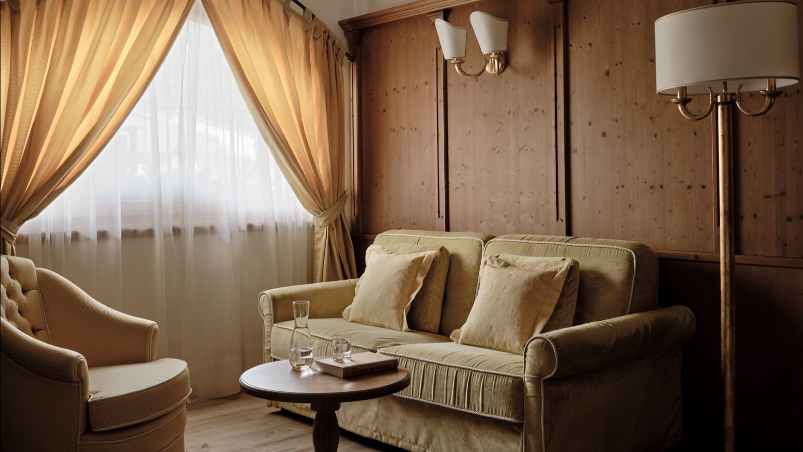 Luxury-Ski-Hotel-Madonna-di-Campiglio-Chalet-Del-Sogno-Suite-Lounge-Area.jpg