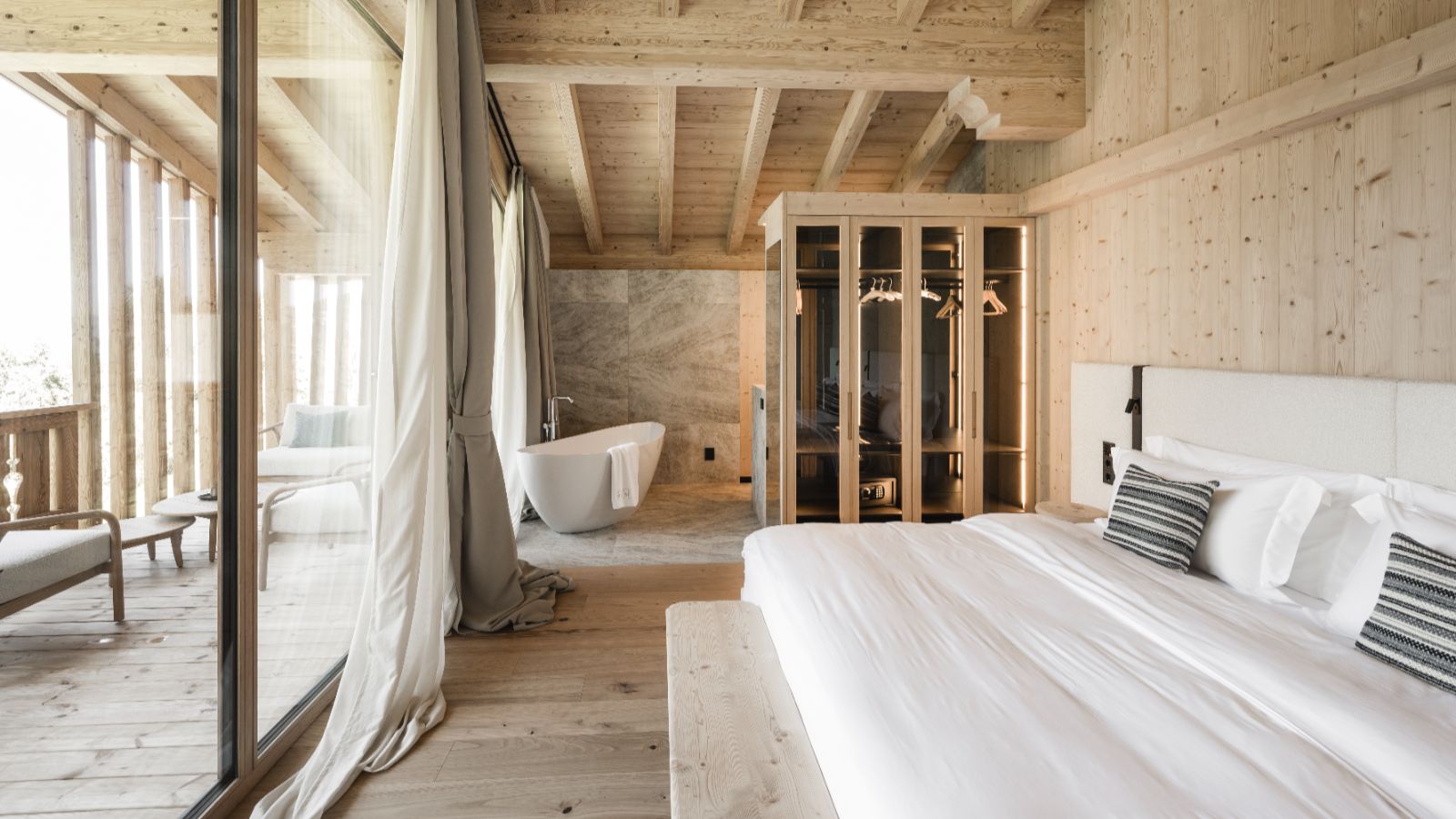 Luxury-Ski-Chalet-Selva-Muline-Lodge-Oxford-Ski-Bedroom (3).jpg