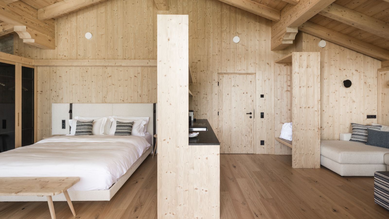 Luxury-Ski-Chalet-Selva-Muline-Lodge-Oxford-Ski-Bedroom (8).jpg