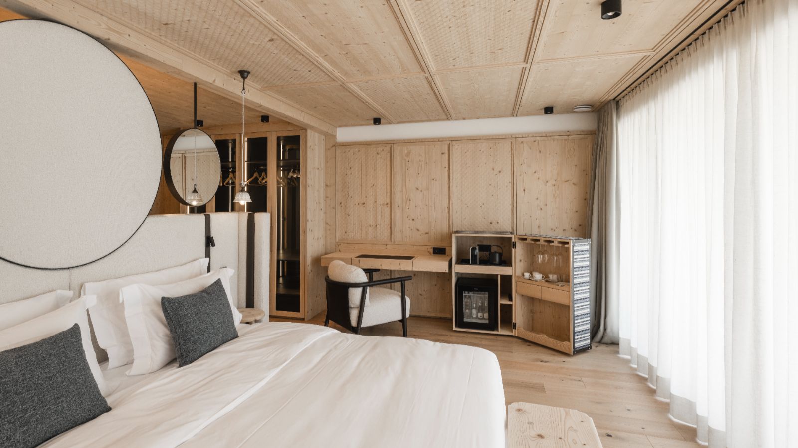 Luxury-Ski-Chalet-Selva-Muline-Lodge-Oxford-Ski-Bedroom (10).jpg