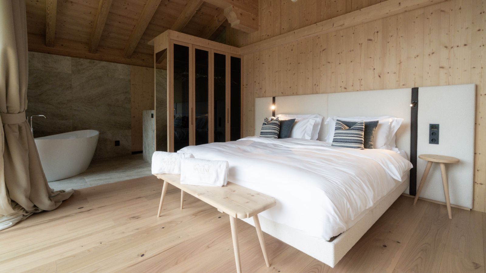 Luxury-Ski-Chalet-Selva-Muline-Lodge-Oxford-Ski-Bedroom (19).jpg