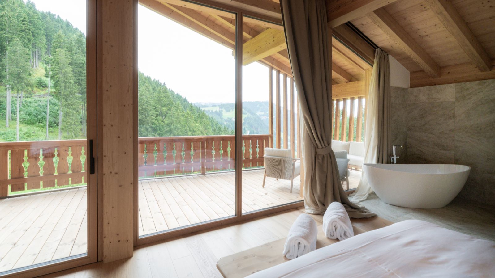 Luxury-Ski-Chalet-Selva-Muline-Lodge-Oxford-Ski-Bedroom (20).jpg