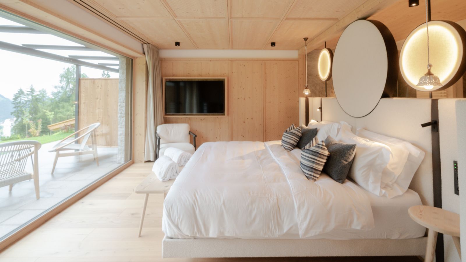 Luxury-Ski-Chalet-Selva-Muline-Lodge-Oxford-Ski-Bedroom (23).jpg