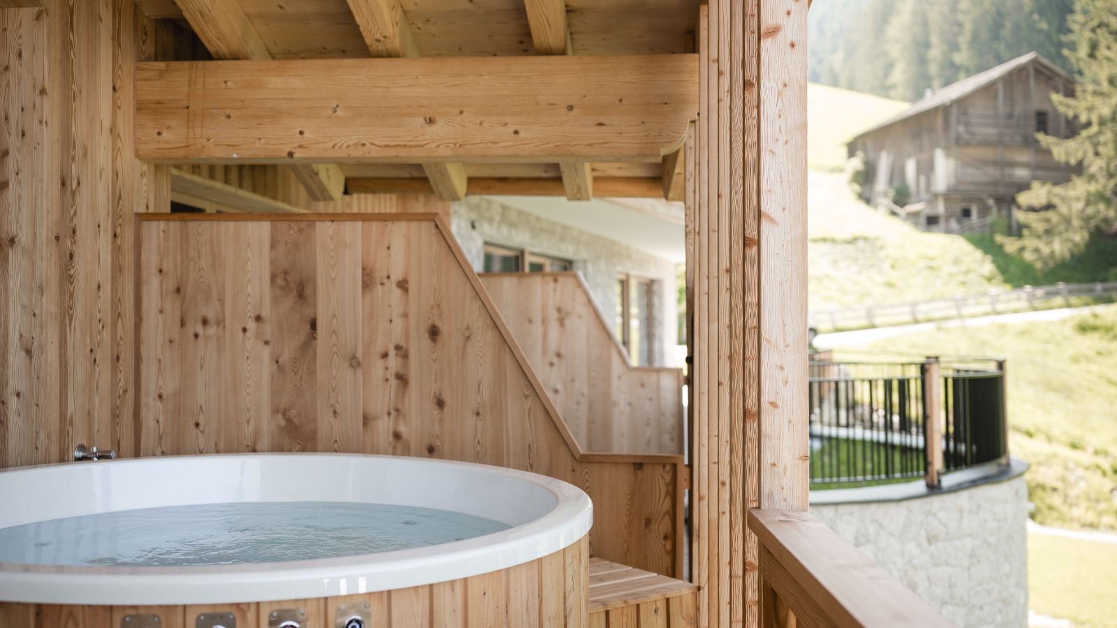 Luxury-Ski-Chalet-Selva-Muline-Lodge-Oxford-Ski-Outdoor-Hot-Tub.jpg