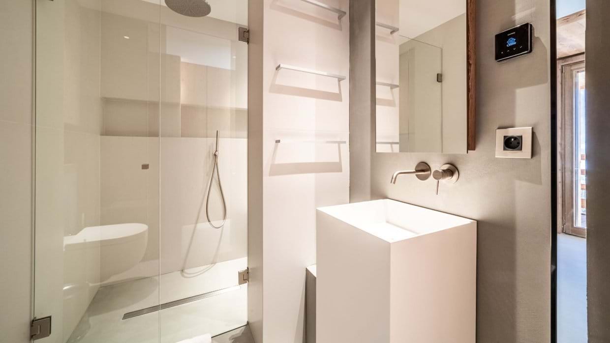 Luxury-Ski-Chalet-Chamonix-Chalet-Foxden-Oxford-Ski-Bathroom2.jpg