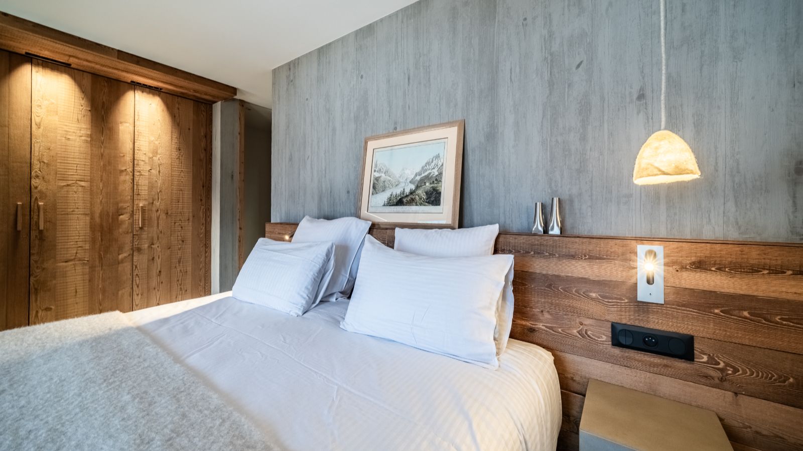 Luxury-Ski-Chalet-Chamonix-Chalet-Foxden-Oxford-Ski-Bedroom (14).jpg