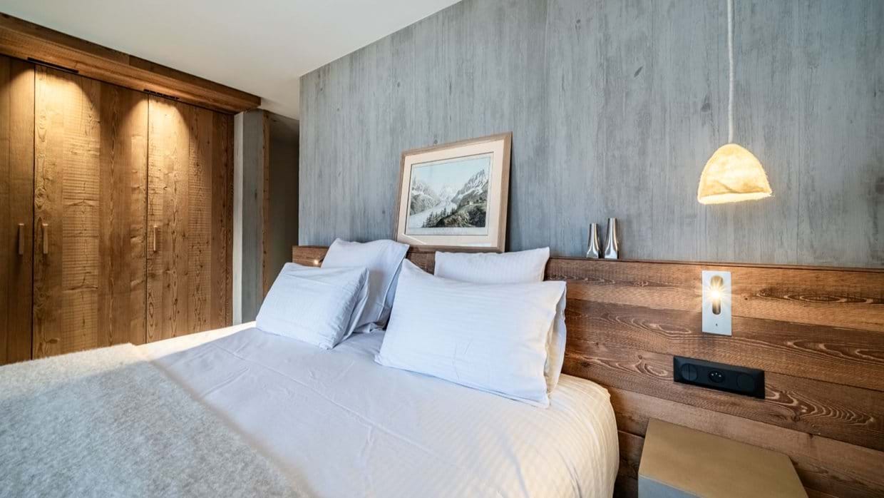 Luxury-Ski-Chalet-Chamonix-Chalet-Foxden-Oxford-Ski-Bedroom (14).jpg