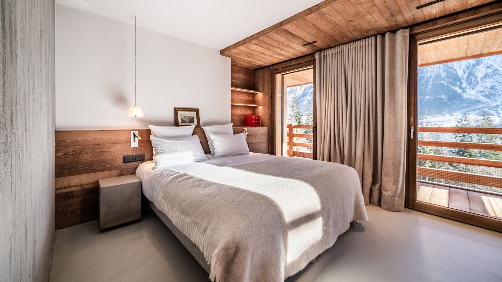 Luxury-Ski-Chalet-Chamonix-Chalet-Foxden-Oxford-Ski-Bedroom (16).jpg