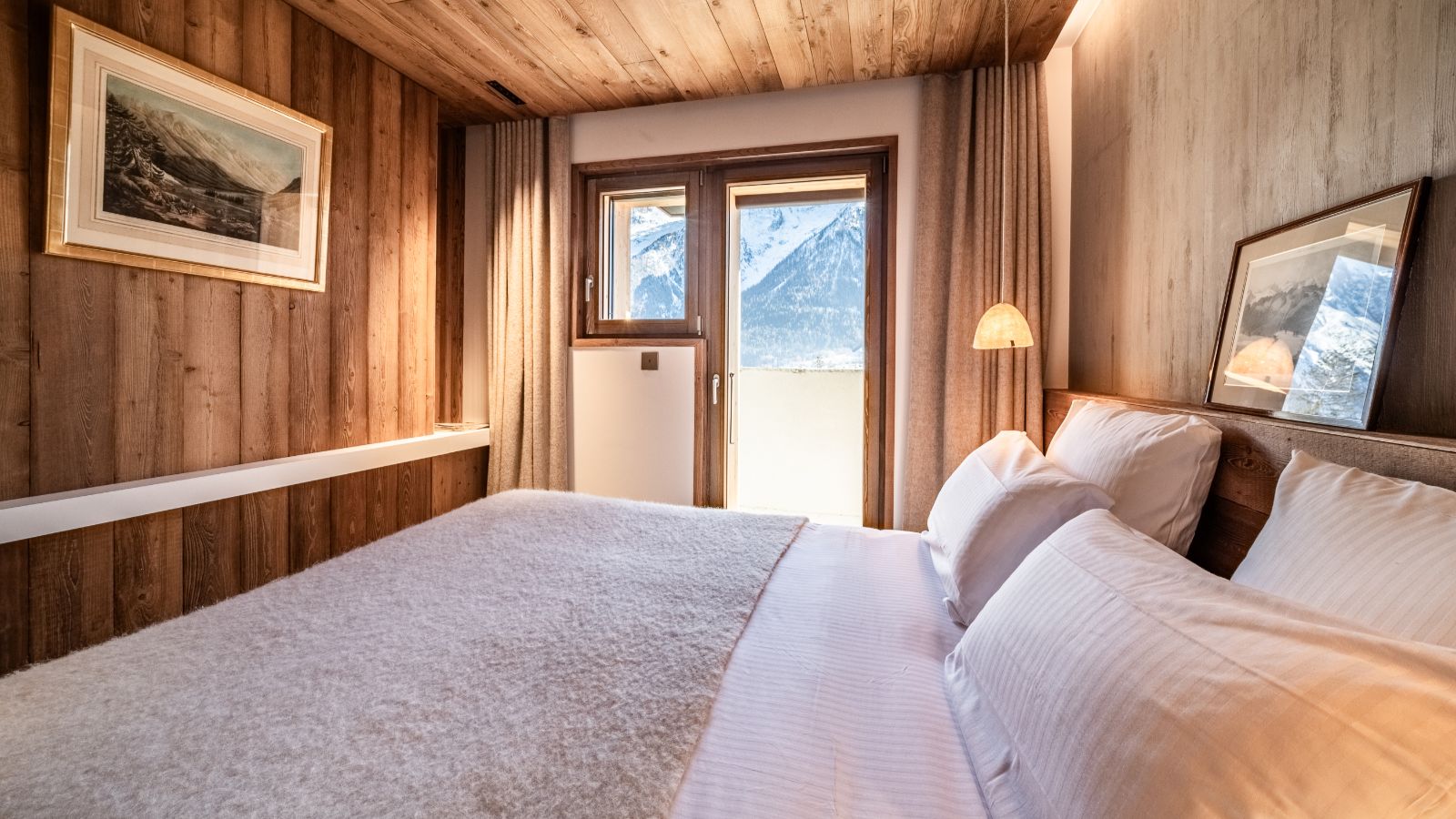 Luxury-Ski-Chalet-Chamonix-Chalet-Foxden-Oxford-Ski-Bedroom (22).jpg