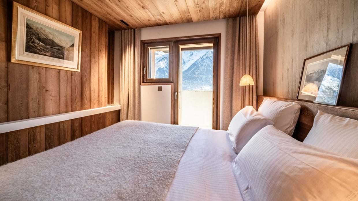 Luxury-Ski-Chalet-Chamonix-Chalet-Foxden-Oxford-Ski-Bedroom (22).jpg