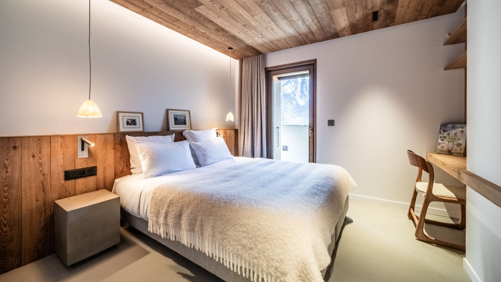 Luxury-Ski-Chalet-Chamonix-Chalet-Foxden-Oxford-Ski-Bedroom (24).jpg