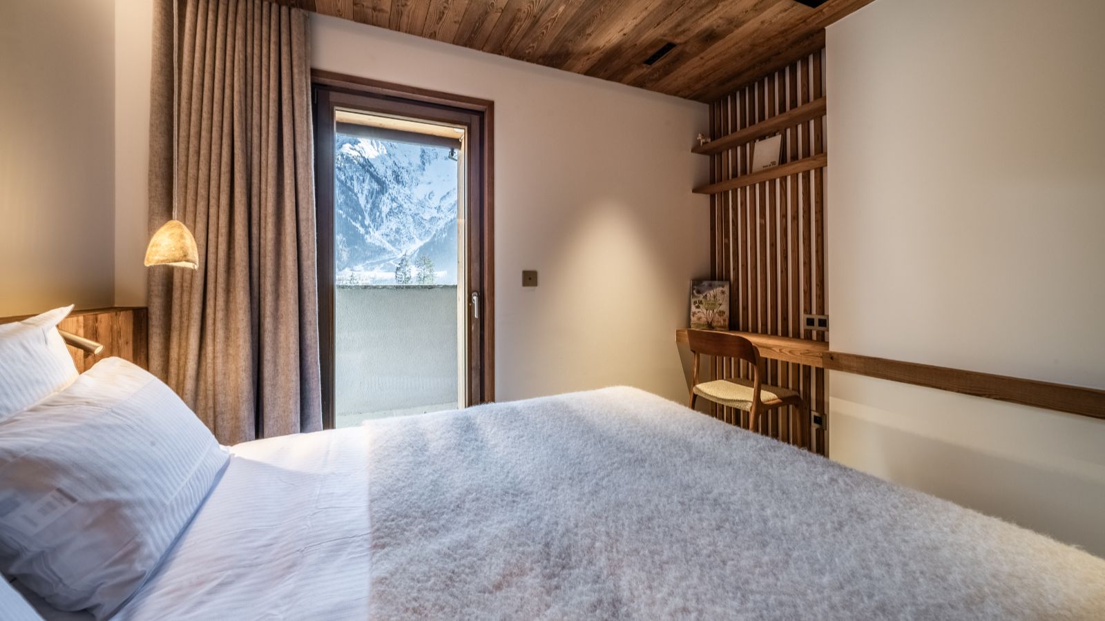 Luxury-Ski-Chalet-Chamonix-Chalet-Foxden-Oxford-Ski-Bedroom (25).jpg