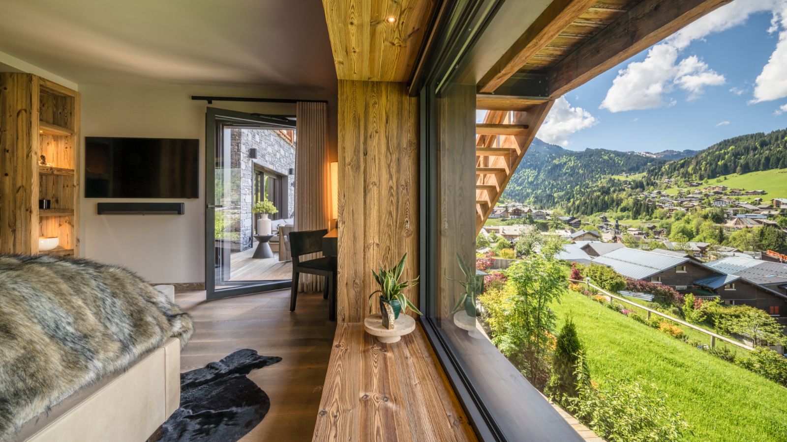 Luxury-Ski-Chalet-Morzine-Chalet-Ecliptique-Oxford-Ski-Bedroom (1).jpg