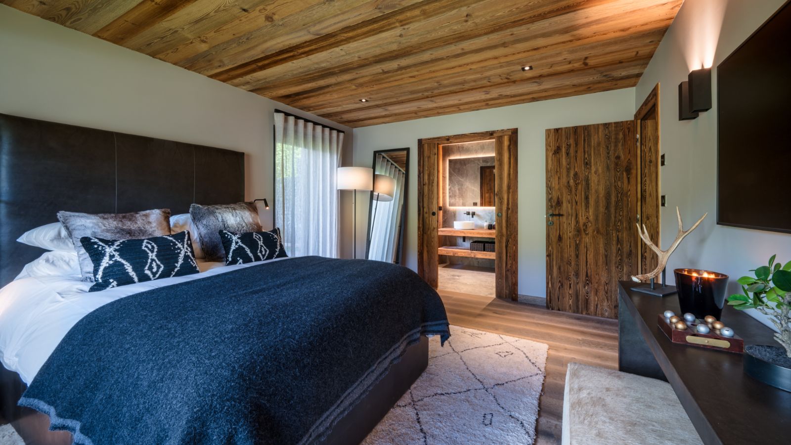 Luxury-Ski-Chalet-Morzine-Chalet-Ecliptique-Oxford-Ski-Bedroom (2).jpg