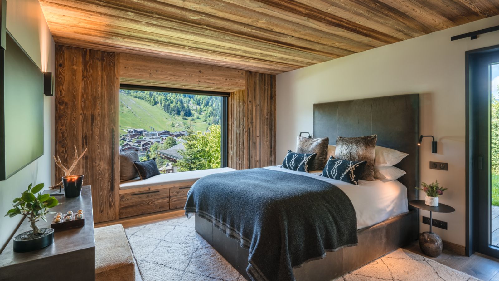 Luxury-Ski-Chalet-Morzine-Chalet-Ecliptique-Oxford-Ski-Bedroom (6).jpg