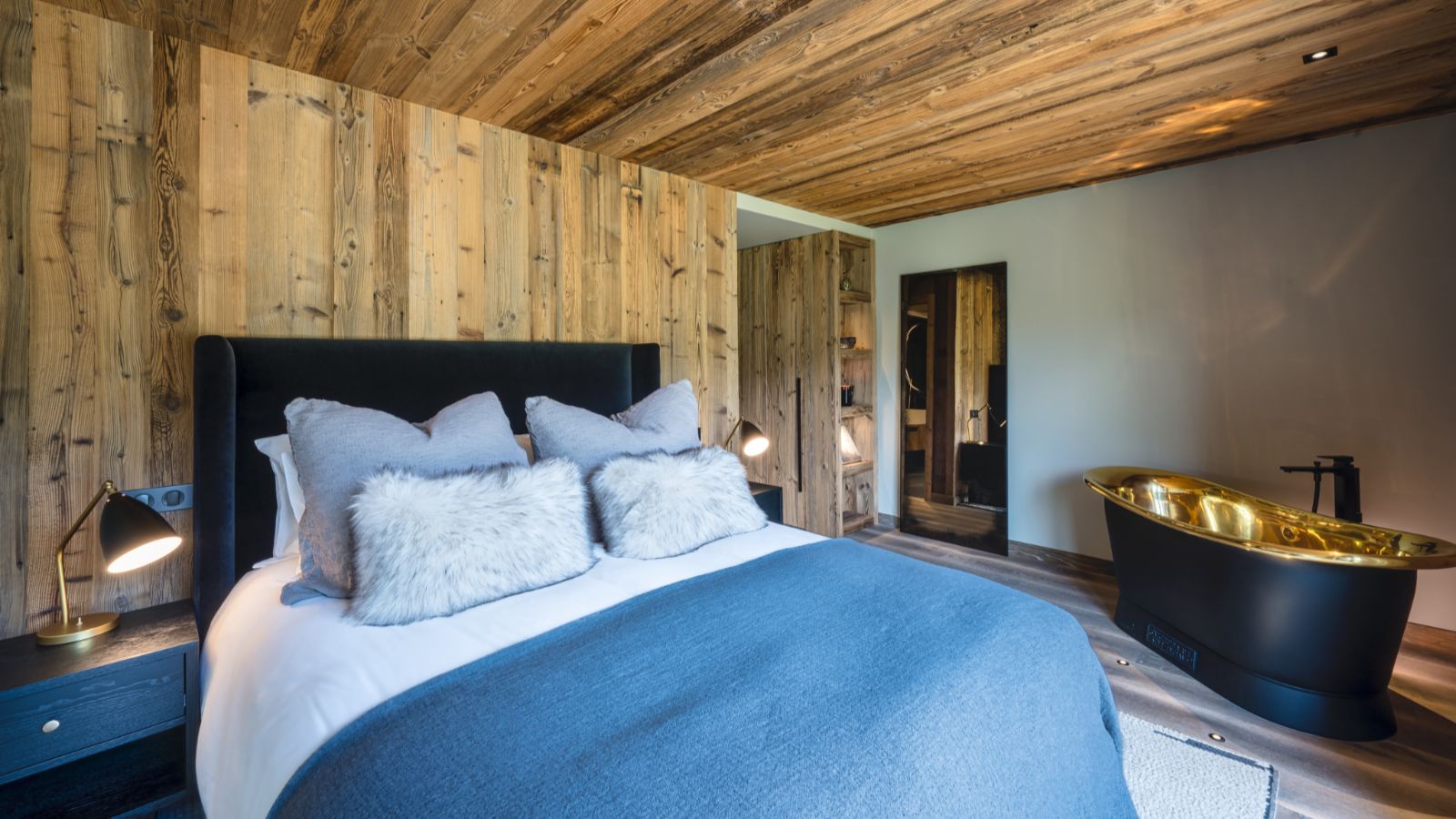 Luxury-Ski-Chalet-Morzine-Chalet-Ecliptique-Oxford-Ski-Bedroom (8).jpg