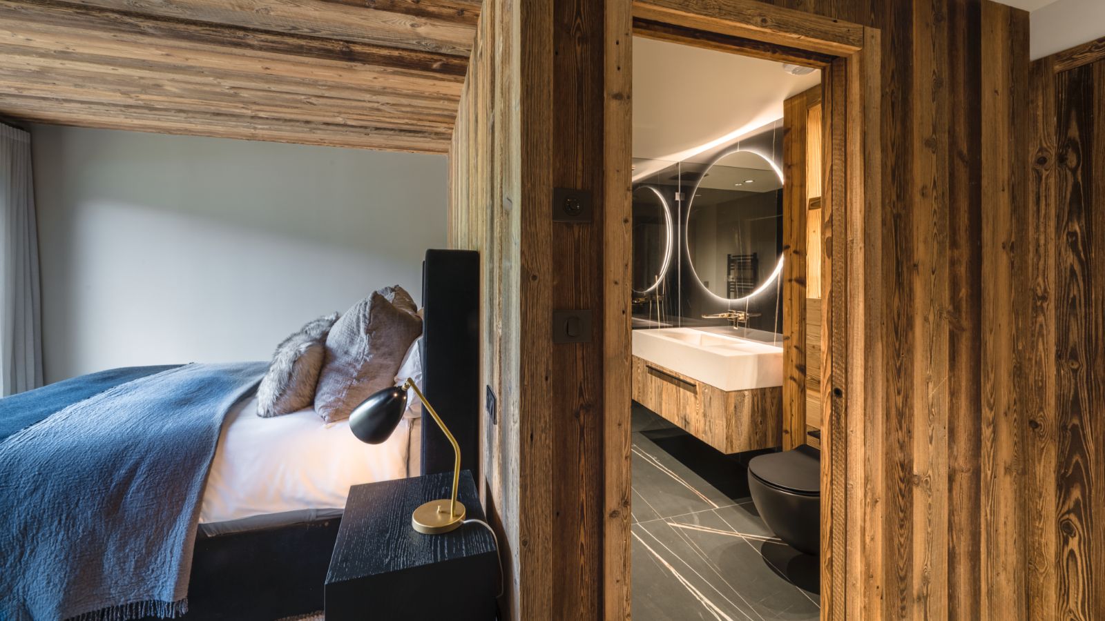 Luxury-Ski-Chalet-Morzine-Chalet-Ecliptique-Oxford-Ski-Bedroom (9).jpg