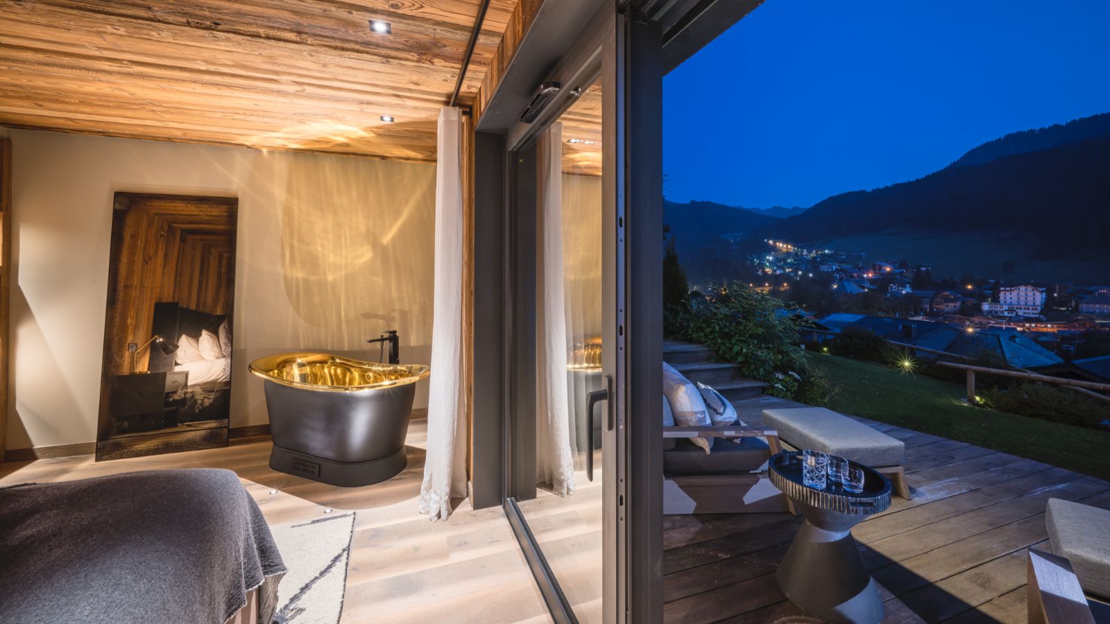 Luxury-Ski-Chalet-Morzine-Chalet-Ecliptique-Oxford-Ski-Bedroom (23).jpg