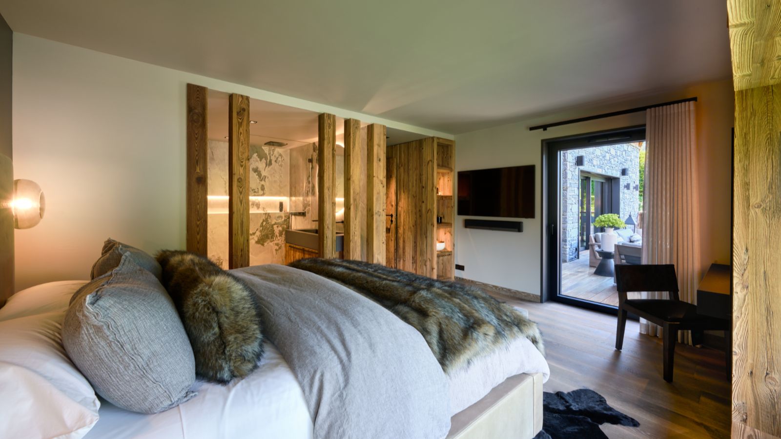 Luxury-Ski-Chalet-Morzine-Chalet-Ecliptique-Oxford-Ski-Bedroom (28).jpg