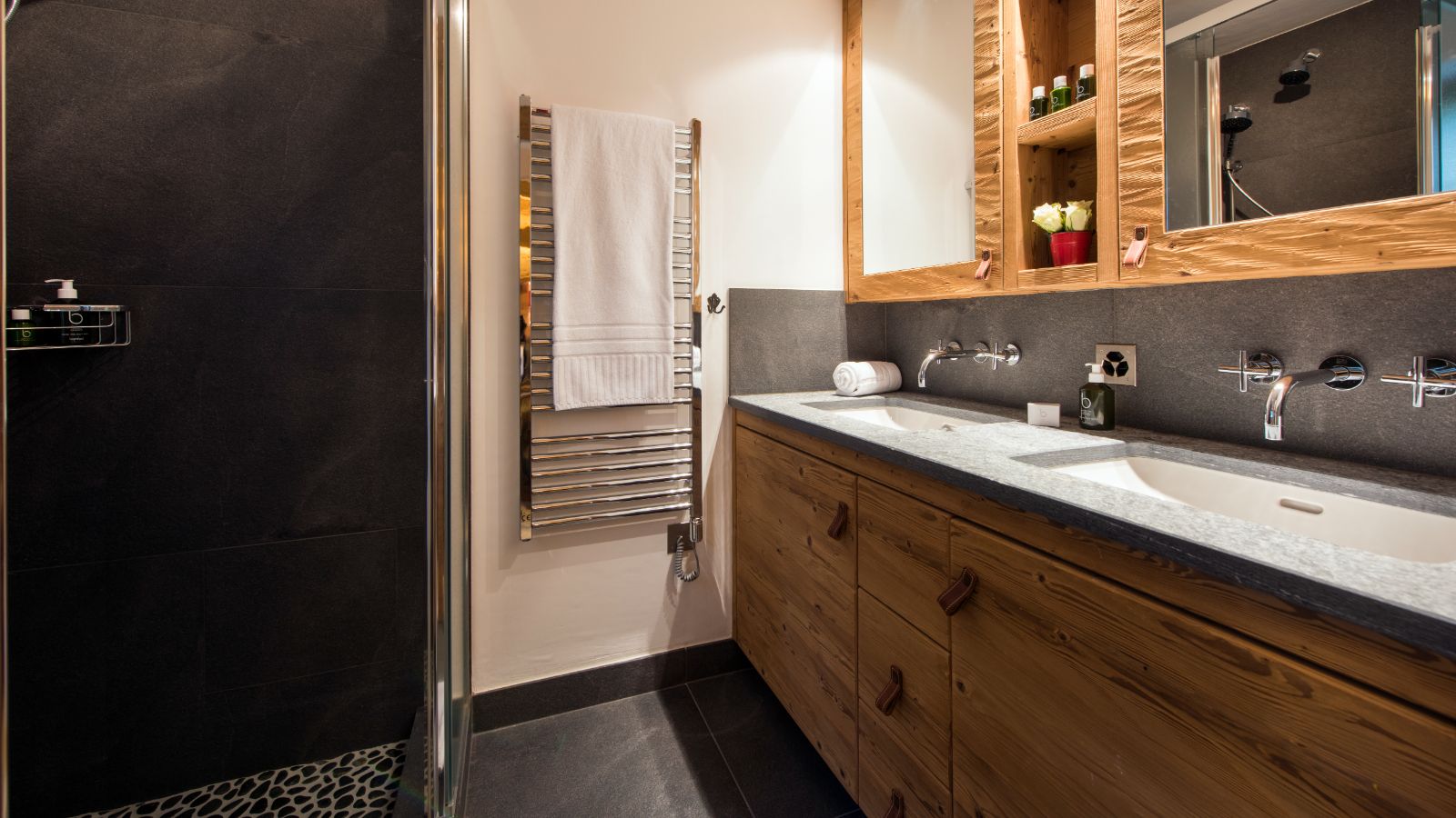 En suite shower room of room 2 in  Apartment Hickory.jpg