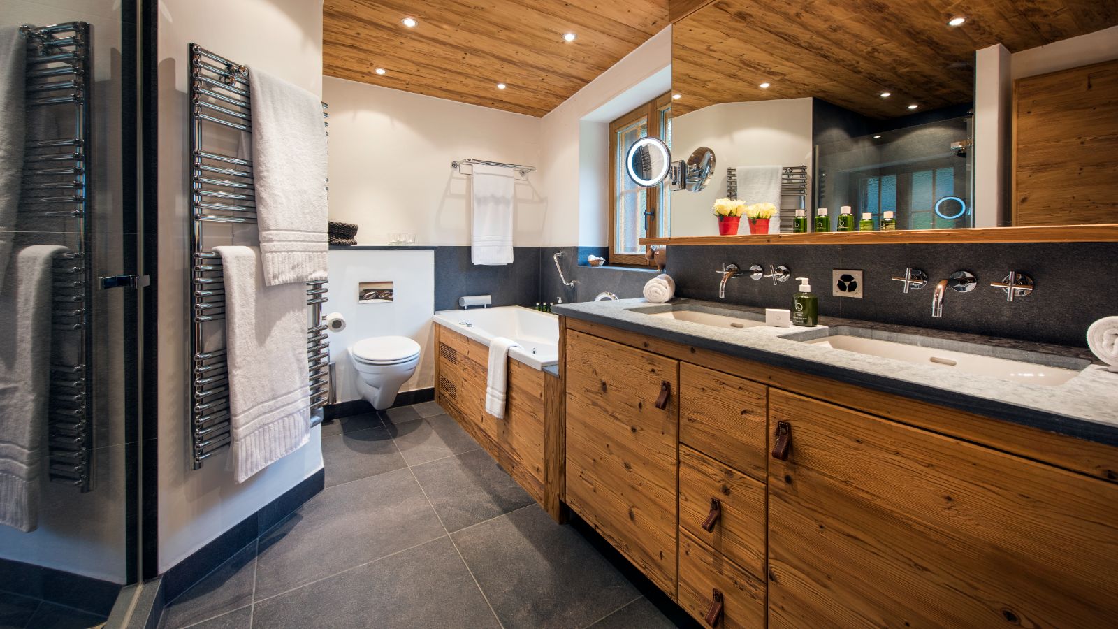 Master en suite bathroom in Apartment Hickory.jpg