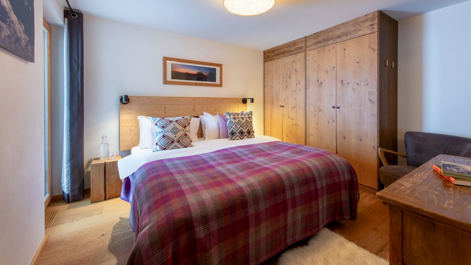 Bedroom 5 with desk in Chalet Rock.jpg