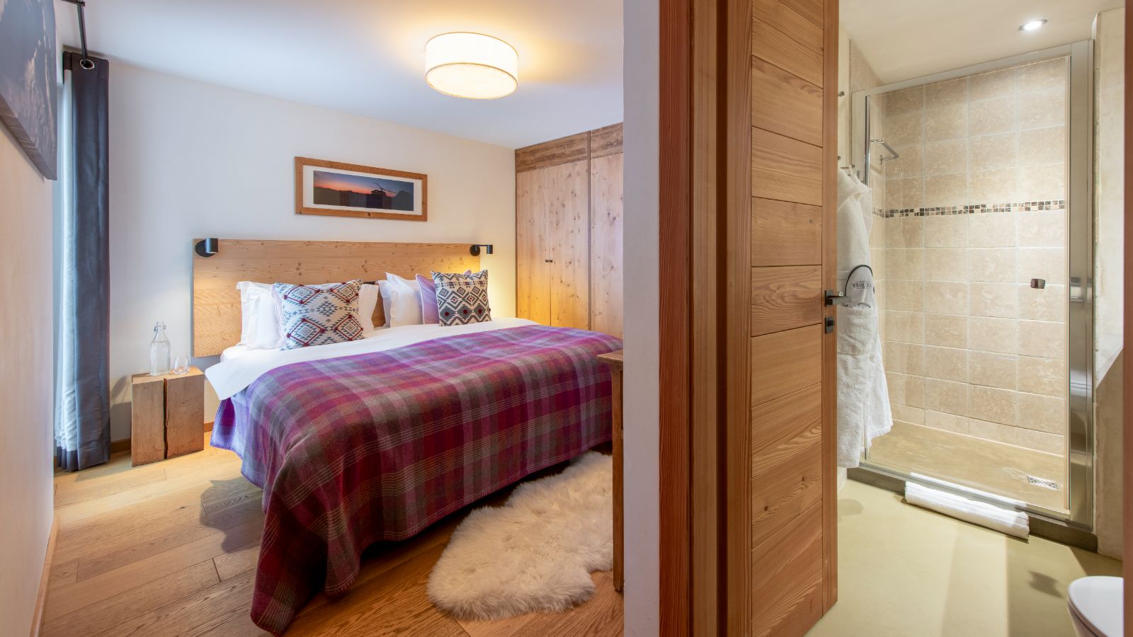 Bedroom 5 with en suite in Chalet Rock.jpg