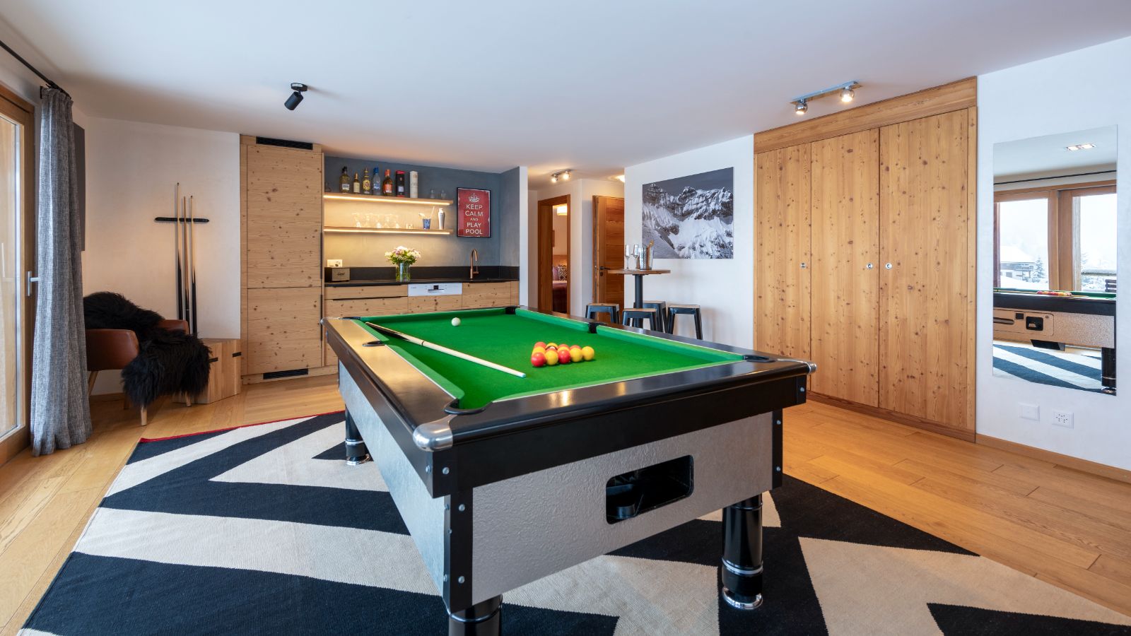 Pool table and bar in Chalet Rock.jpg