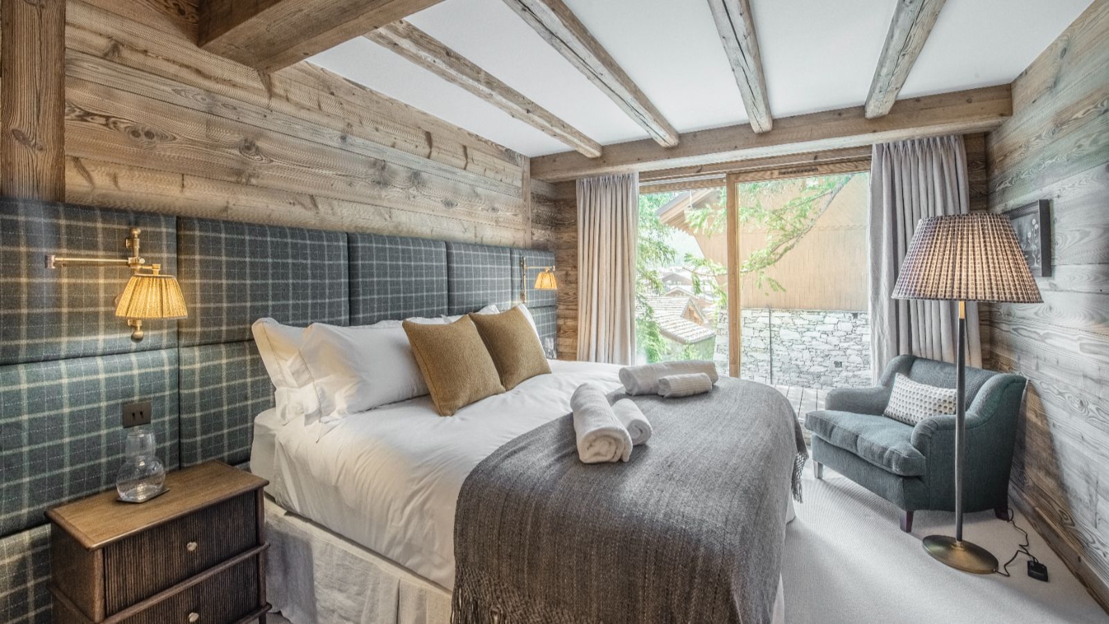 Luxury-ski-chalet-Val d'isere-la gelinotte-oxford-ski-bedroom2.jpg