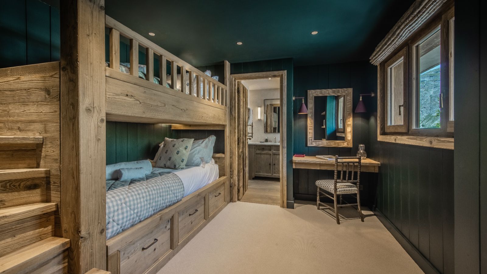 Luxury-ski-chalet-Val d'isere-la gelinotte-oxford-ski-bedroom5.jpg