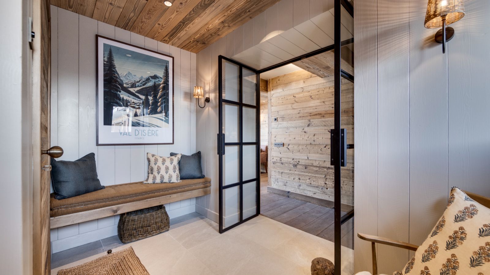 Luxury-ski-chalet-Val d'isere-la gelinotte-oxford-ski-corridor.jpg