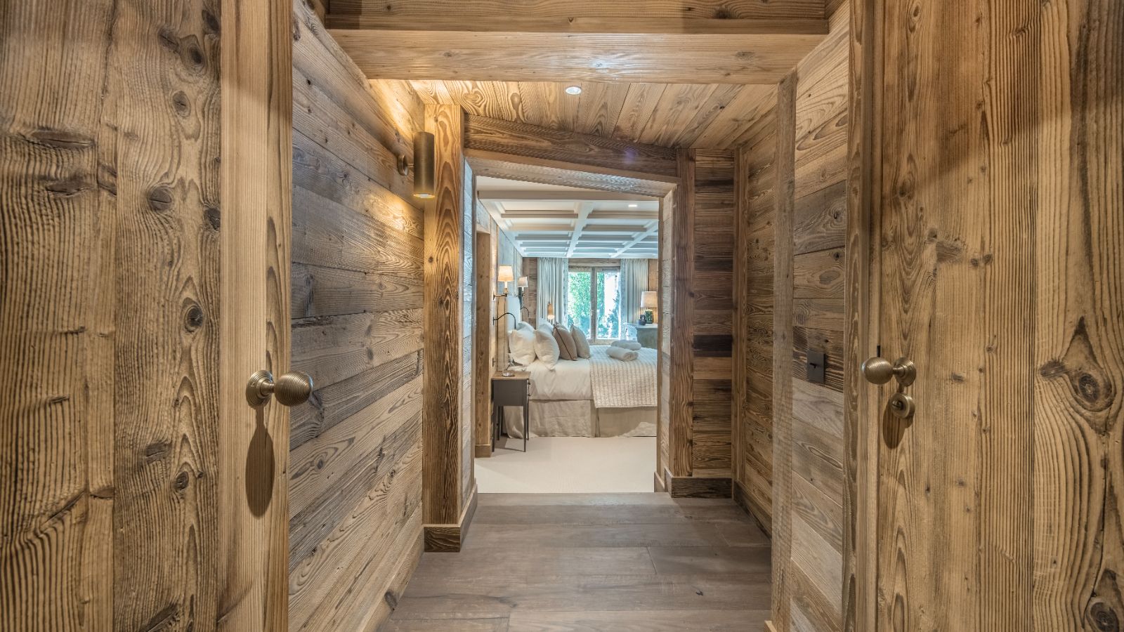 Luxury-ski-chalet-Val d'isere-la gelinotte-oxford-ski-corridor1.jpg