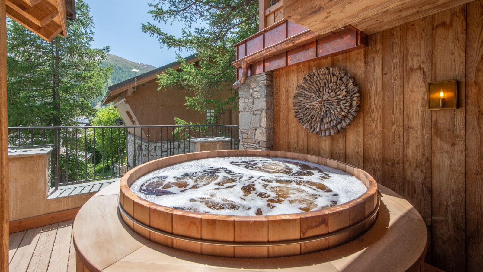 Luxury-ski-chalet-Val d'isere-la gelinotte-oxford-ski-hottub.jpg