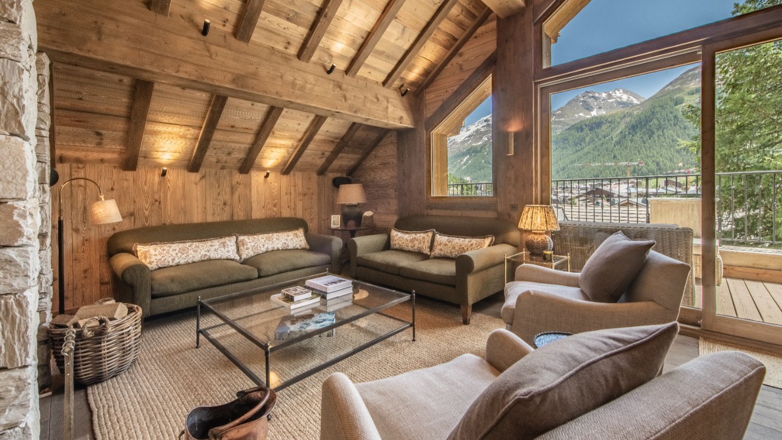 Luxury-ski-chalet-Val d'isere-la gelinotte-oxford-ski-livingroom1.jpg