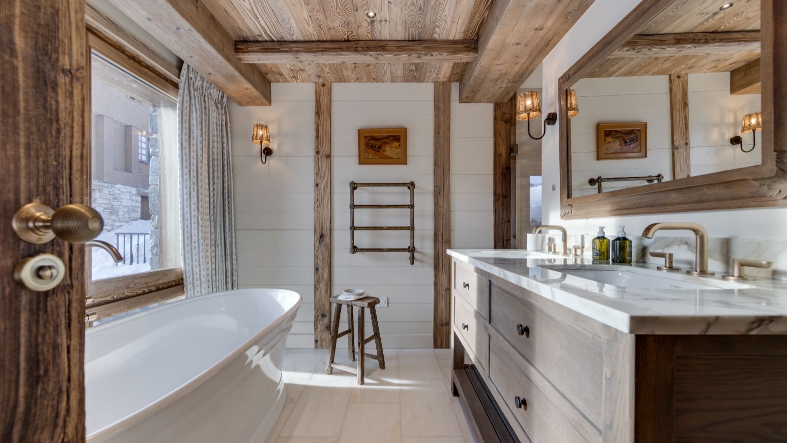 Luxury-ski-chalet-Val d'isere-la gelinotte-oxford-ski-bathroom2.jpg
