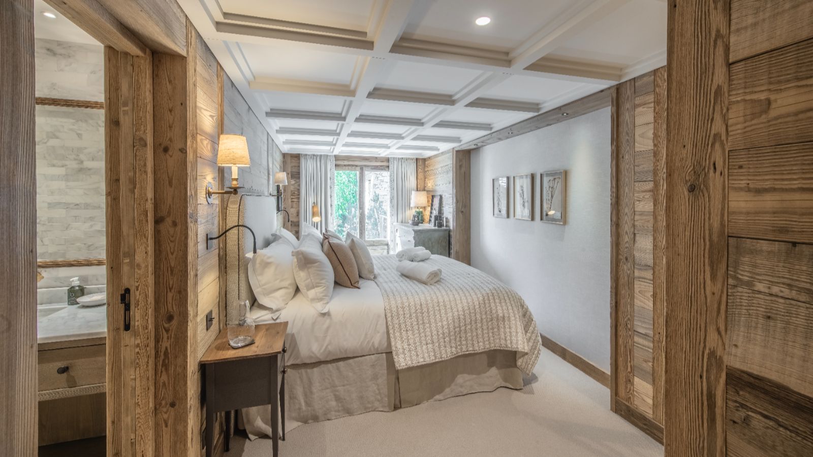 Luxury-ski-chalet-Val d'isere-la gelinotte-oxford-ski-bedroom.jpg