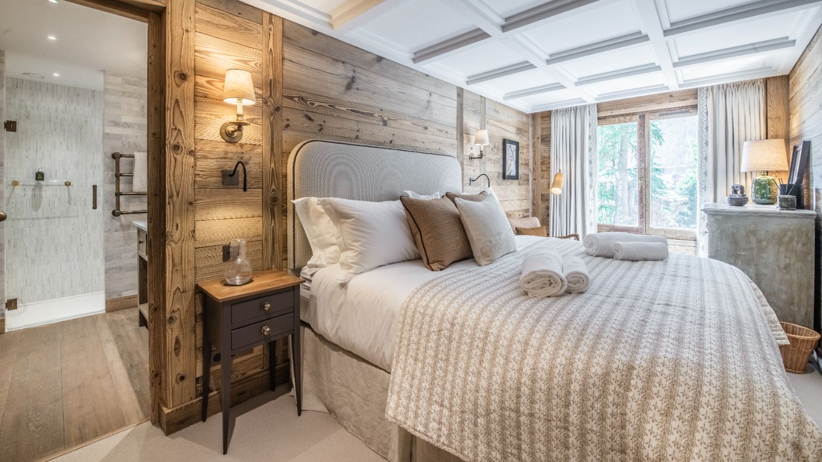 Luxury-ski-chalet-Val d'isere-la gelinotte-oxford-ski-bedroom1.jpg
