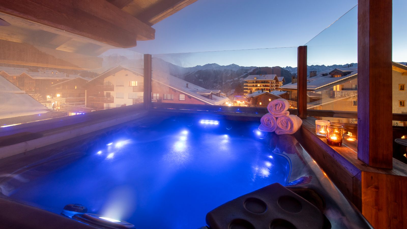 Hot tub in the evening on the balcony of Treize Etoiles.jpg