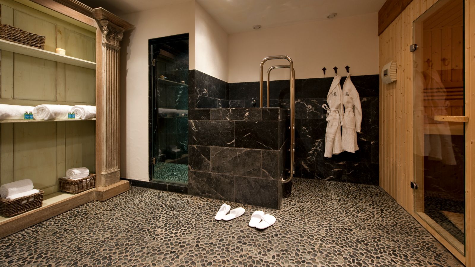 The spa room at Treize Etoiles and Silver.jpg