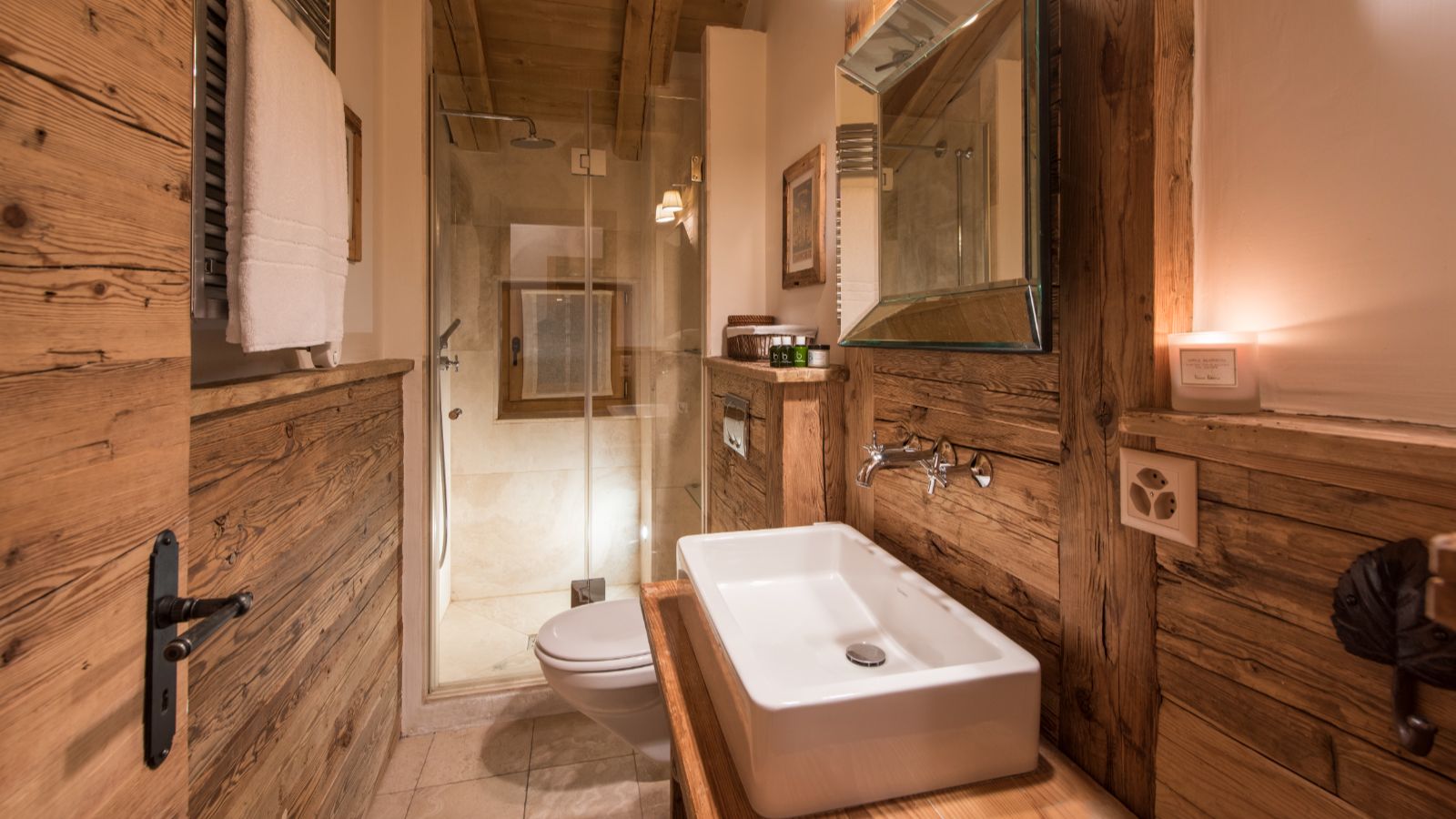 Shared shower room at Treize Etoiles.jpg
