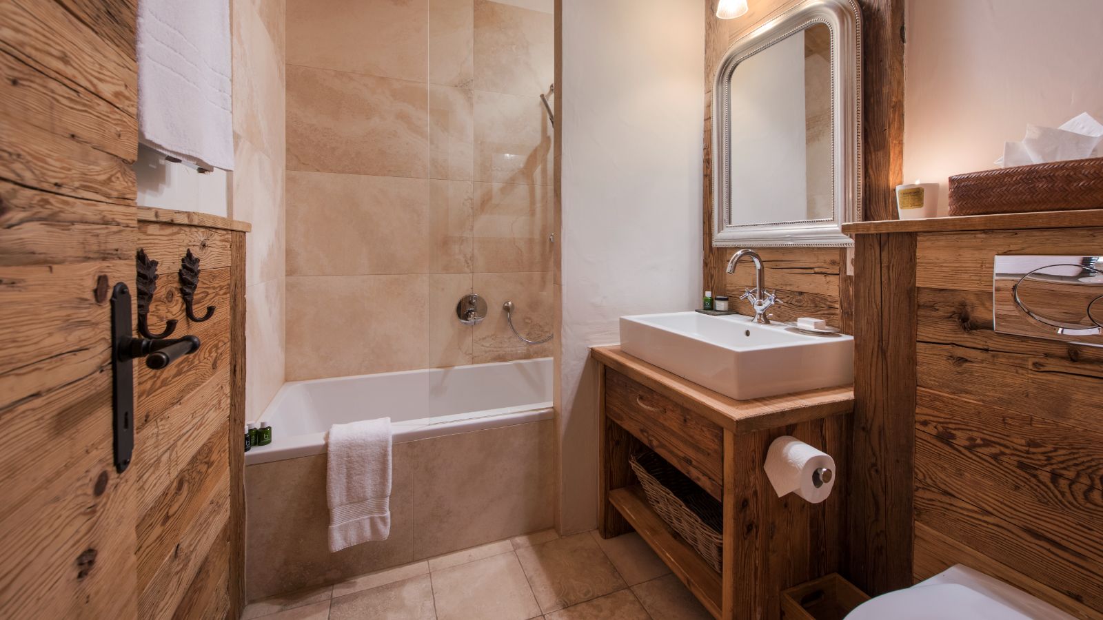 Bedroom 1 en suite bathroom at Treize Etoiles.jpg