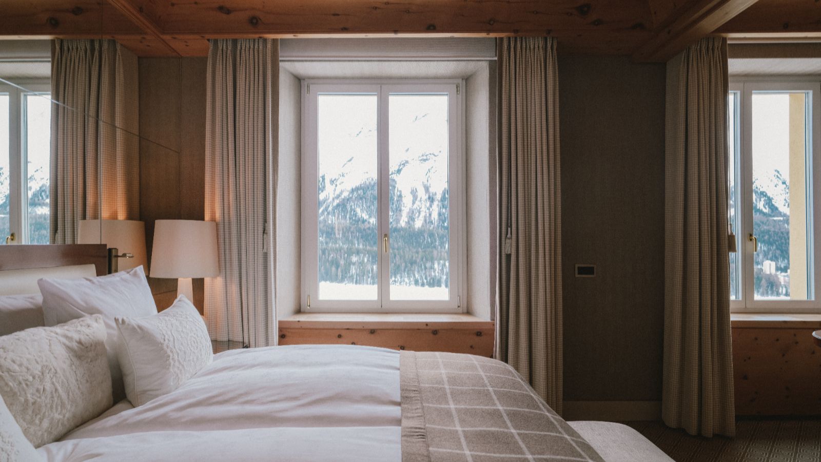 luxury-ski-hotels-st-moritz-kulm-ozford-ski-bedroom (1).jpg